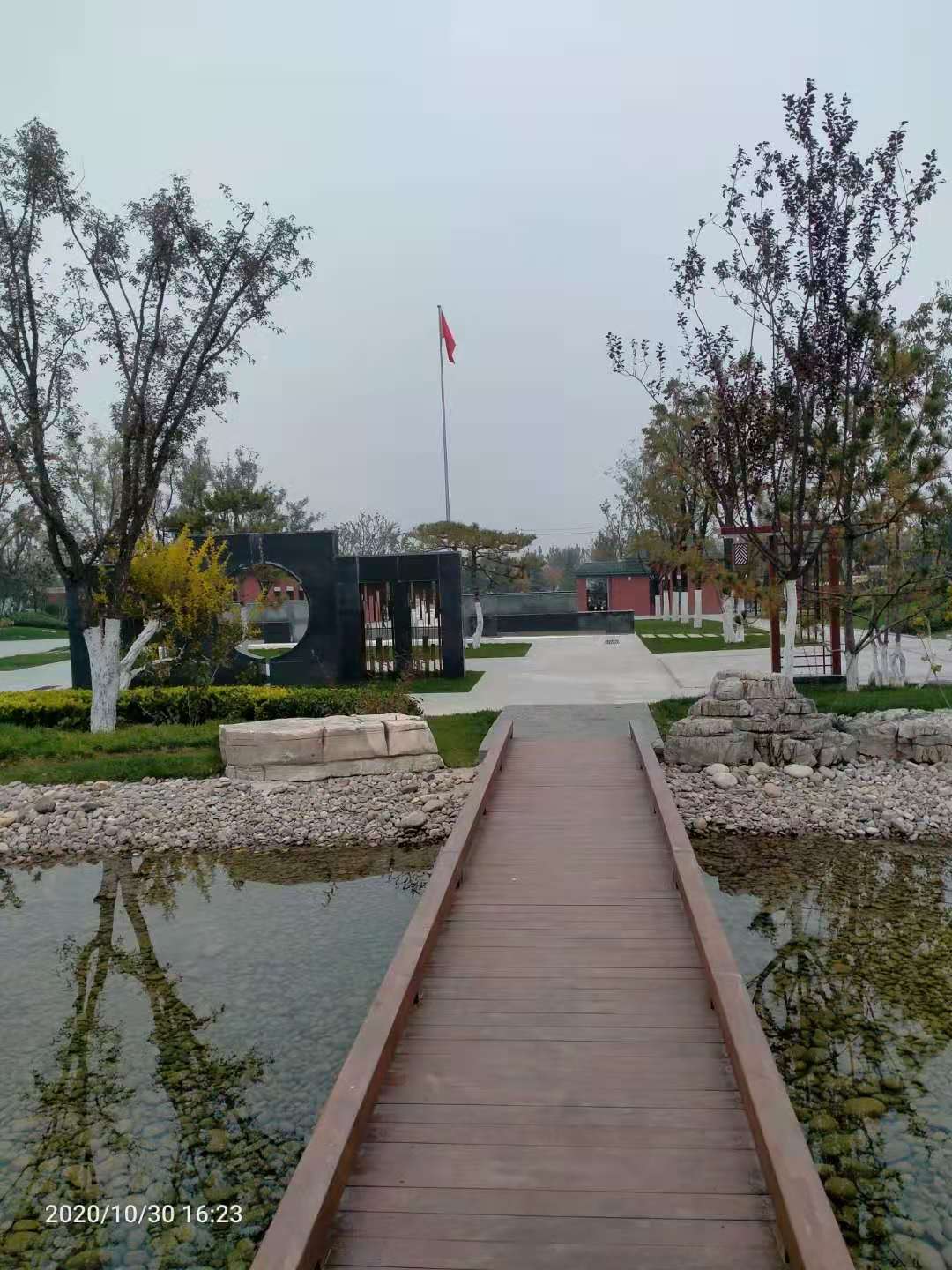 由我公司设计施工的富平干部学院工程已通过全面验收，并投入运营。